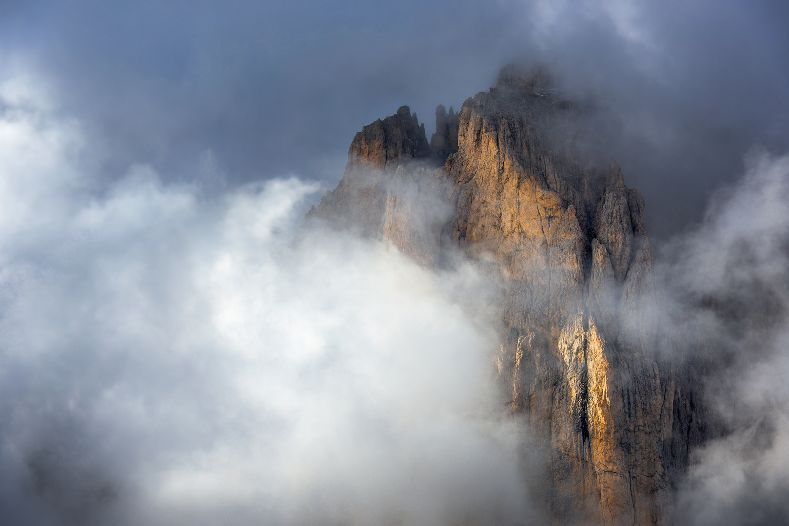 Nebelschwaden am Langkofel