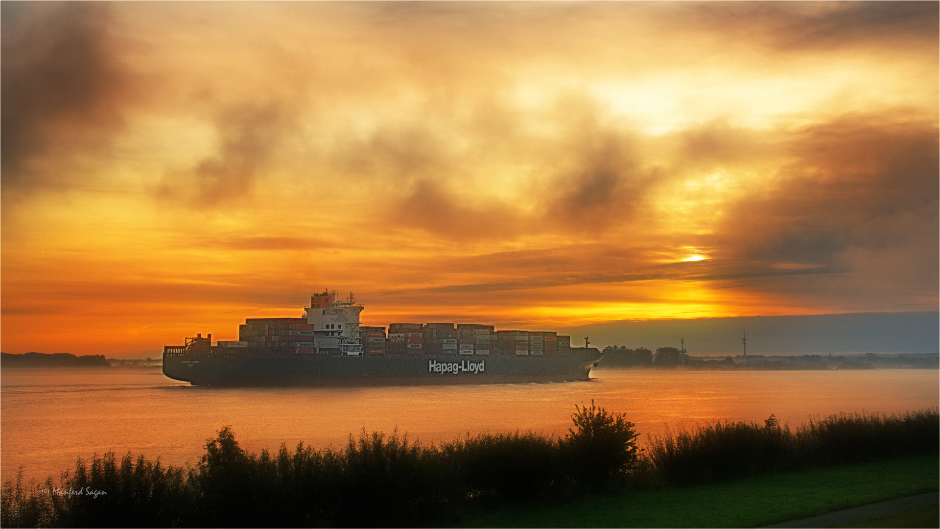 Nebelschwaden auf der Elbe erzeugen Geisterschiffe... 