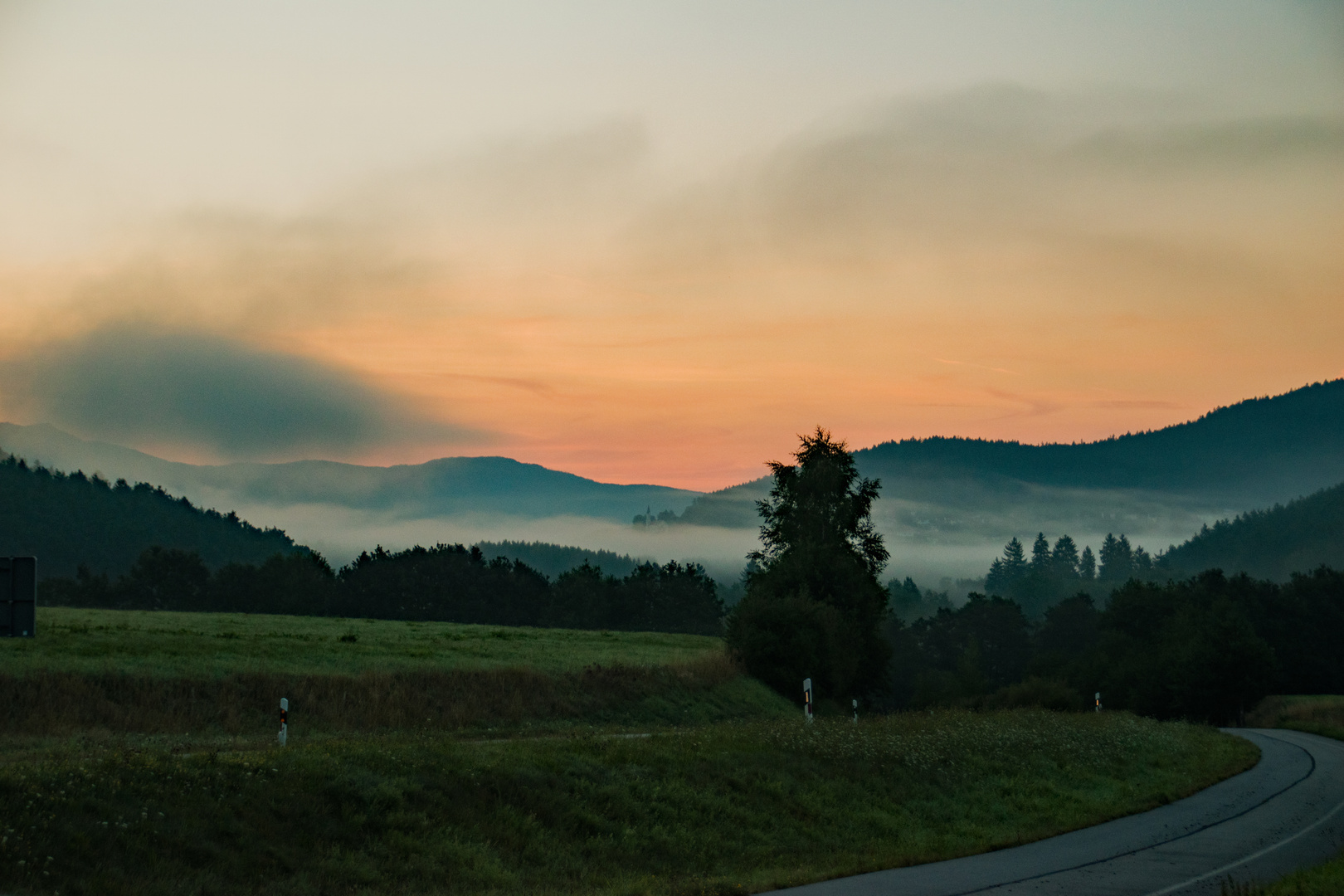 Nebelschwaden im Morgenrot