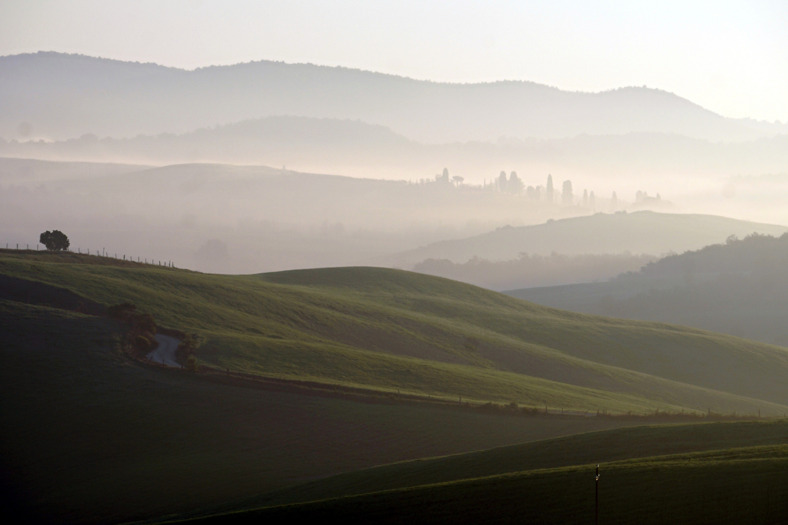 Nebelschwaden über den Hügeln der Toscana