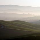 Nebelschwaden über den Hügeln der Toscana