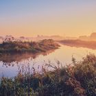 Nebelschwaden über der Pinnau in Schleswig-Holstein