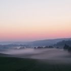 Nebelschwaden über sanften Hügeln 