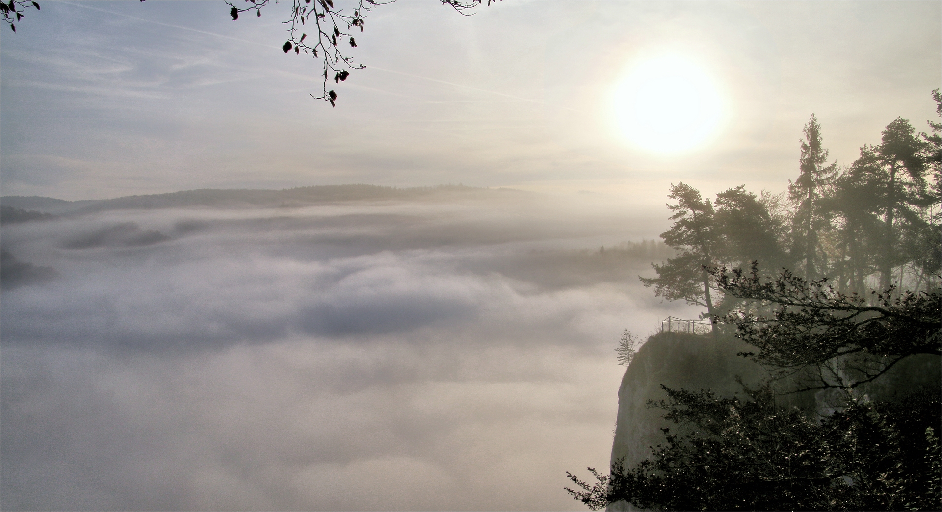 NEBELSONNE AM KNOPFMACHERFELSEN