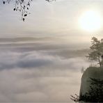 NEBELSONNE AM KNOPFMACHERFELSEN