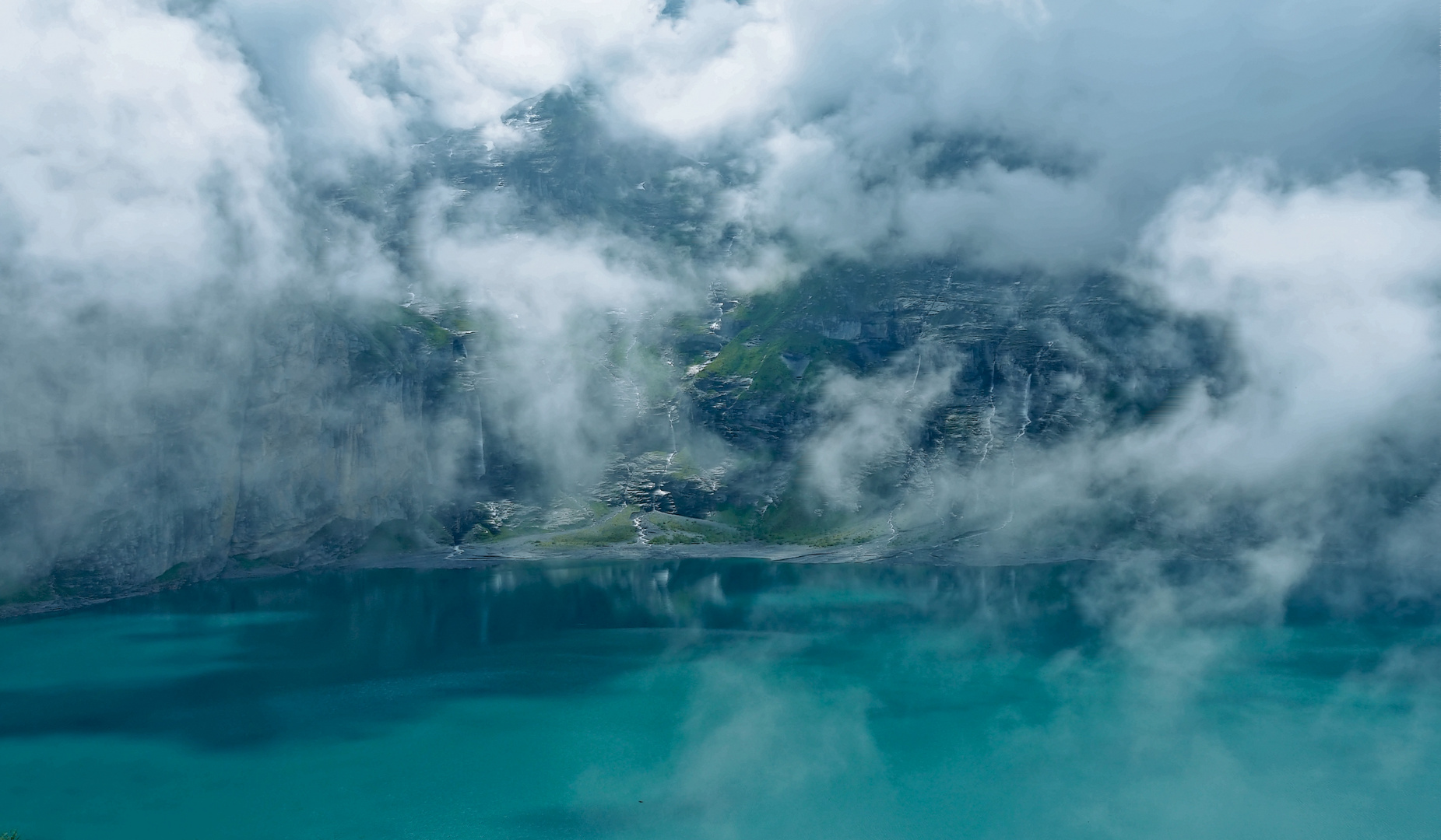 Nebelstimmung am Oeschinensee. - Le brouillard du matin au lac de montagne.