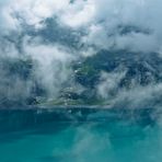 Nebelstimmung am Oeschinensee. - Le brouillard du matin au lac de montagne.