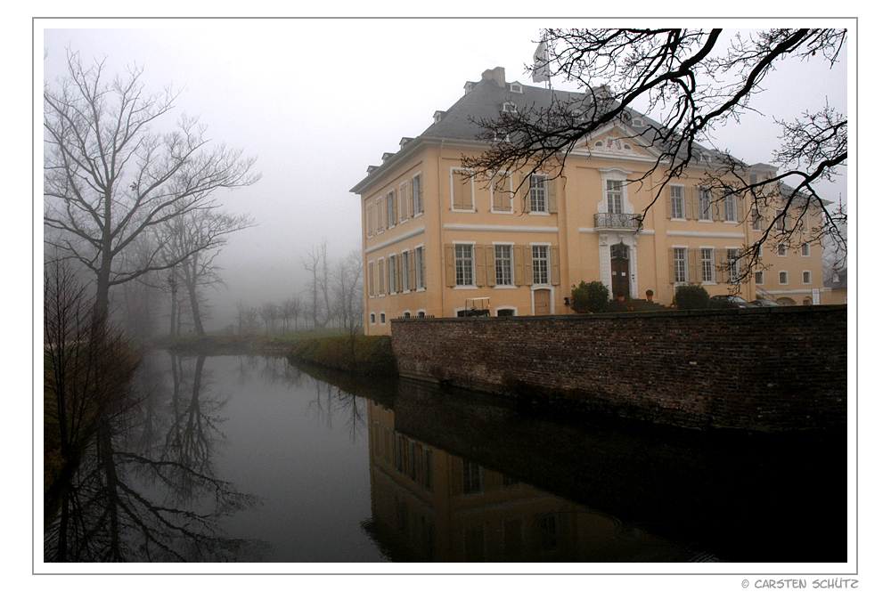Nebelstimmung auf Schloss Miel