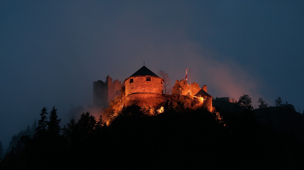 Nebelstimmung bei Regen Burg bei Reutte
