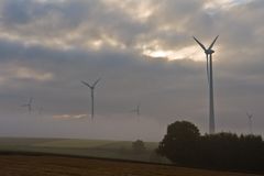 Nebelstimmung mit Windmühlen