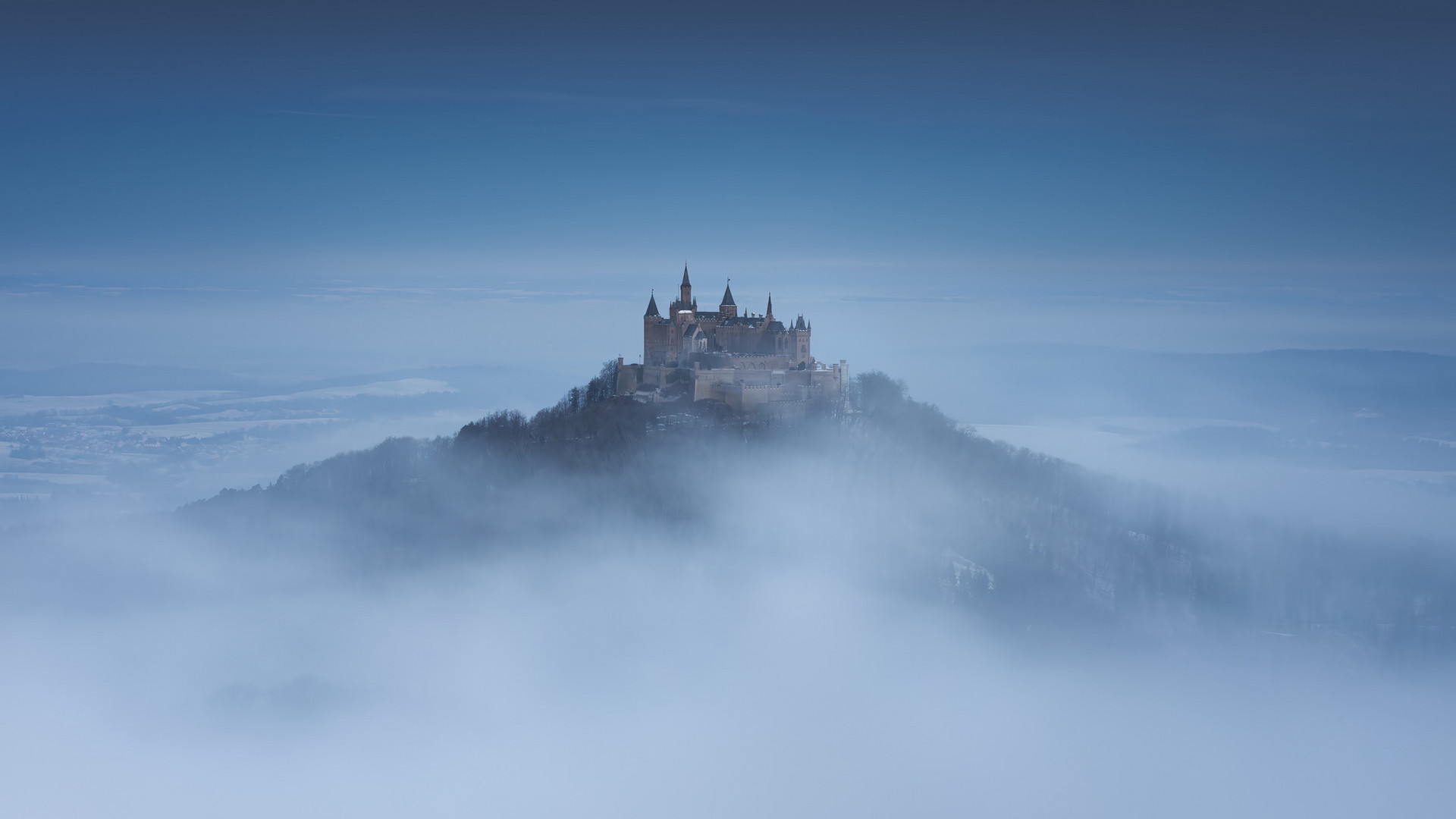 **Nebelstimmung um die Burg Hohenzollern**