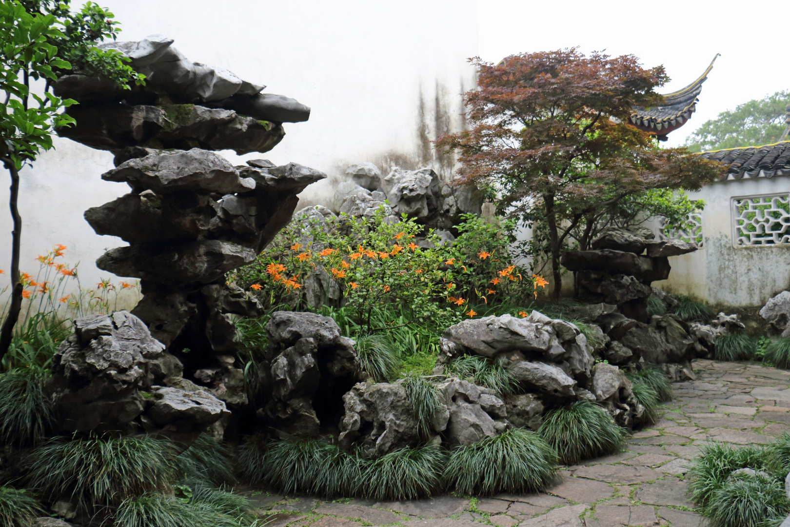 Nebelumwobener "Garten des Meisters der Netze"