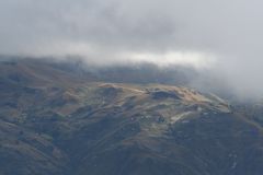 nebelverhangene Berge bei Quilotoa - Westkordilliere