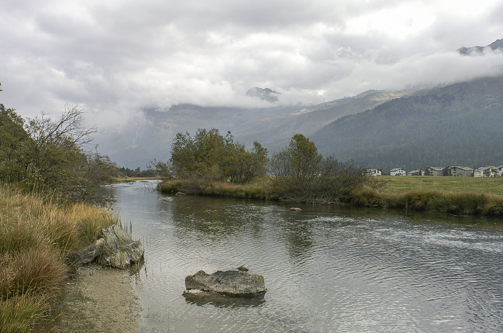 Nebelverhangene Berge