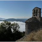 Nebelverhangene Schlucht des Allier an der Kapelle von Rochegude