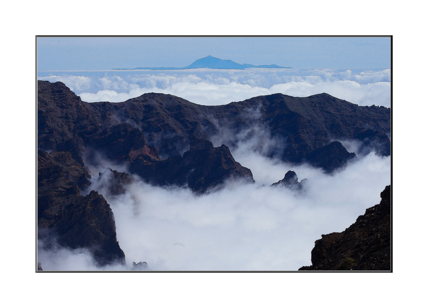 Nebelverhangene Vulkanlandschaft