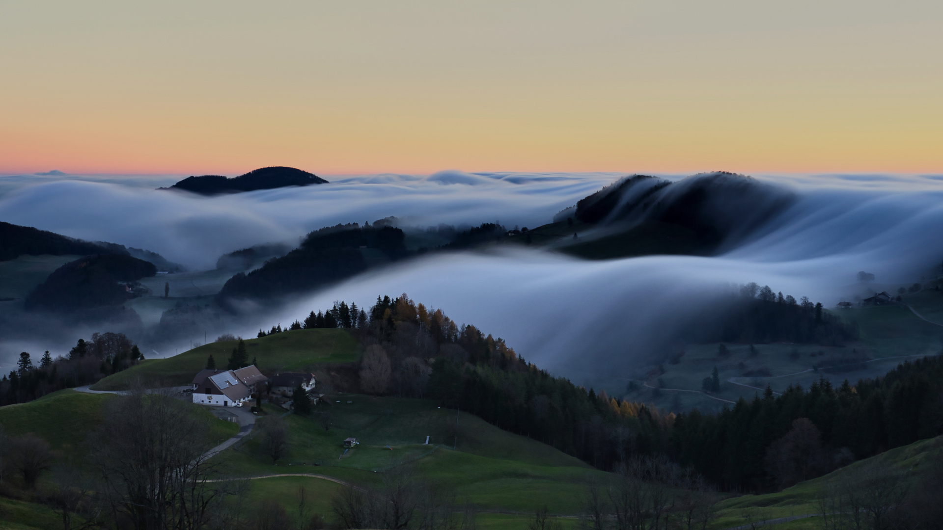 Nebelwellen ziehen über die Hügellandschaft 