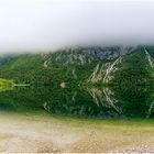 Nebelwolke über dem gespiegelten Bohinj-See in Slowenien