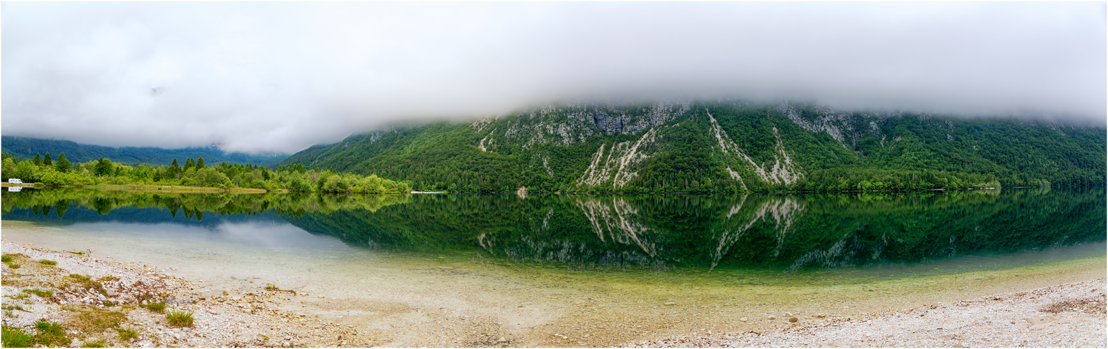 Nebelwolke über dem gespiegelten Bohinj-See in Slowenien