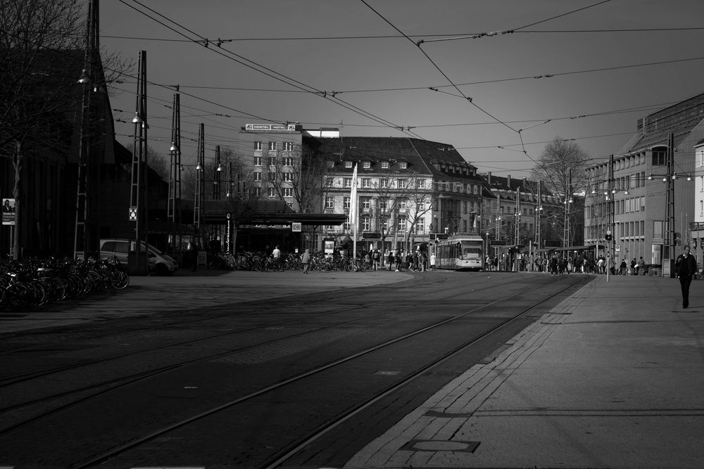 Neben dem Bahnhof fährt die Tramm