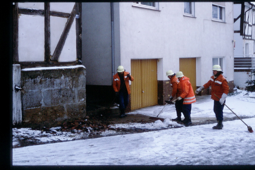 Neben dem Feuer hatte die Feuerwehr noch mit einem weiteren Element, dem Eis zu kämpfen