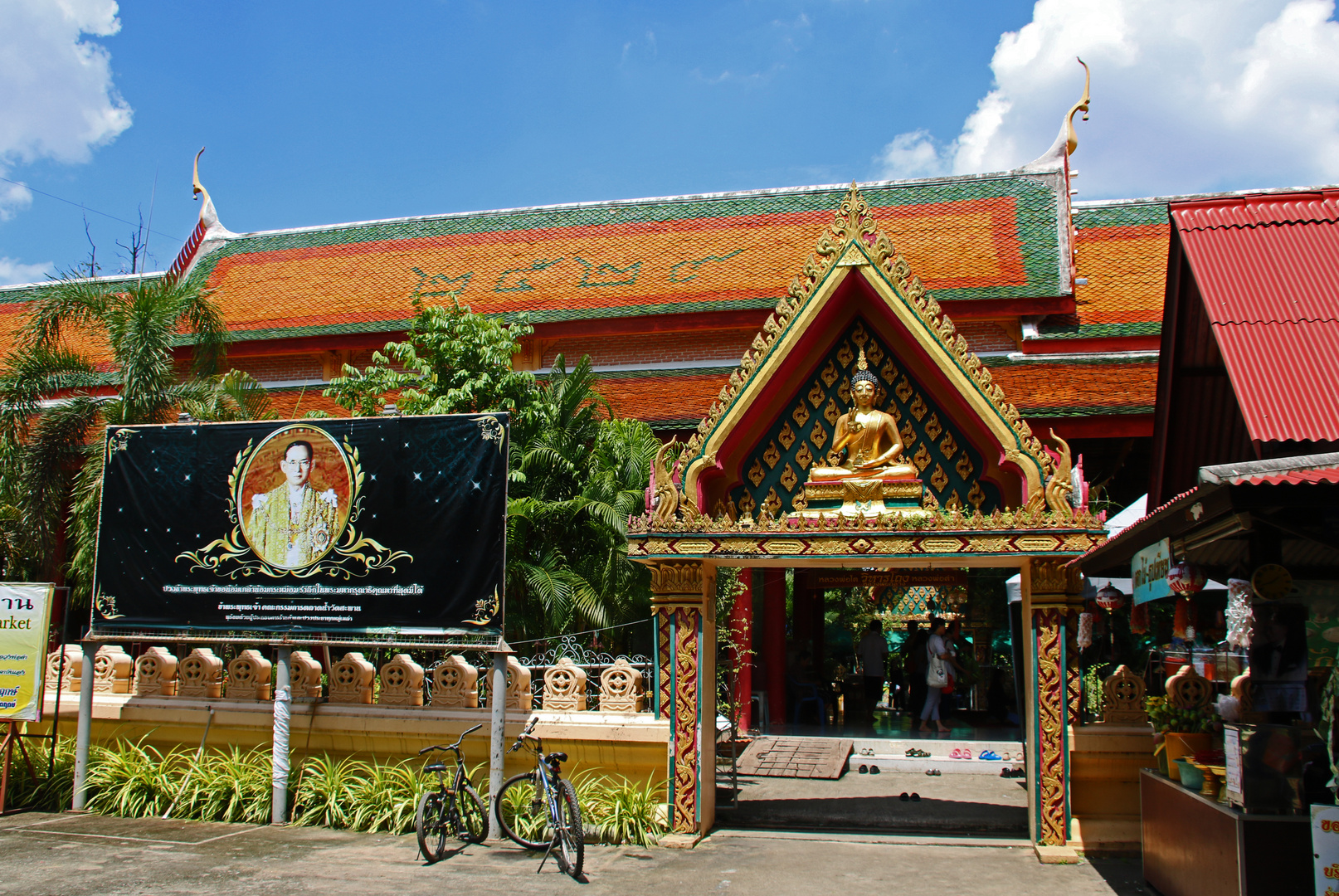 Neben dem Floating Market ein Buddhistischer Tempel