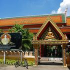 Neben dem Floating Market ein Buddhistischer Tempel