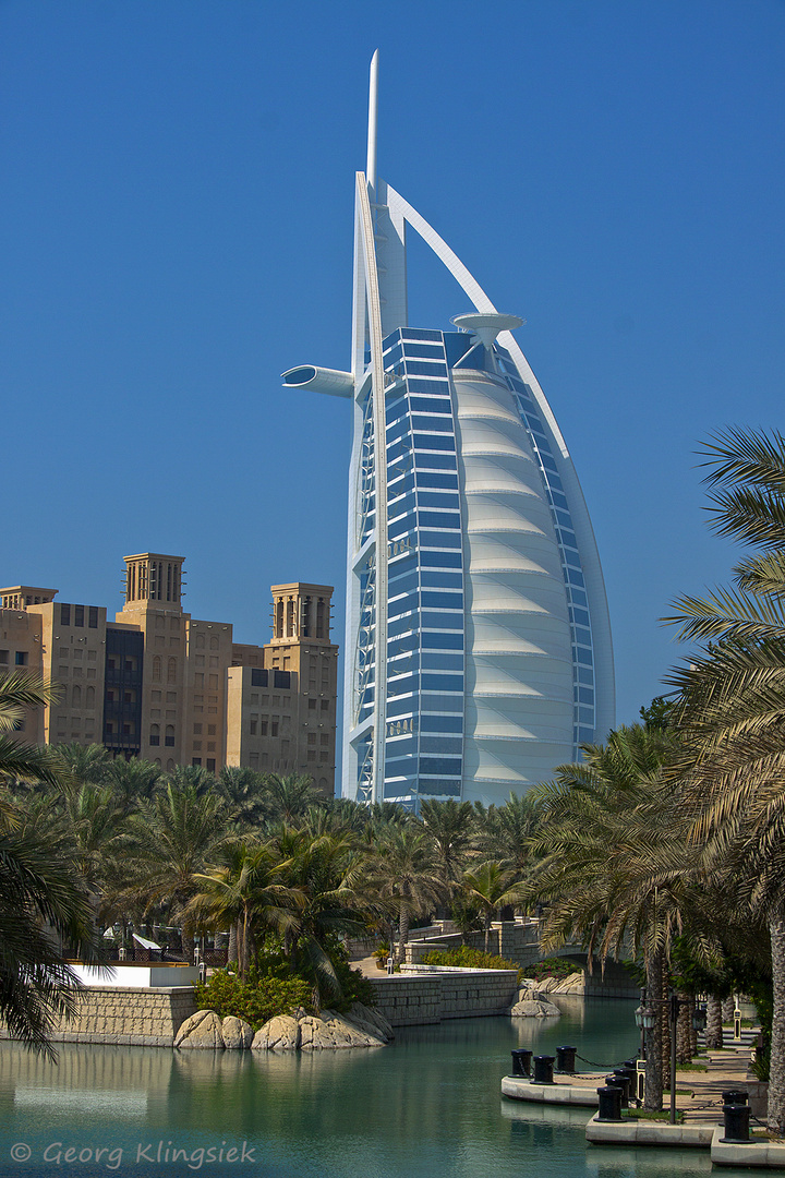 Neben dem Hotel Burj al-Arab liegt das Jumeirah-Beach-Hotel