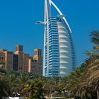 Neben dem Hotel Burj al-Arab liegt das Jumeirah-Beach-Hotel