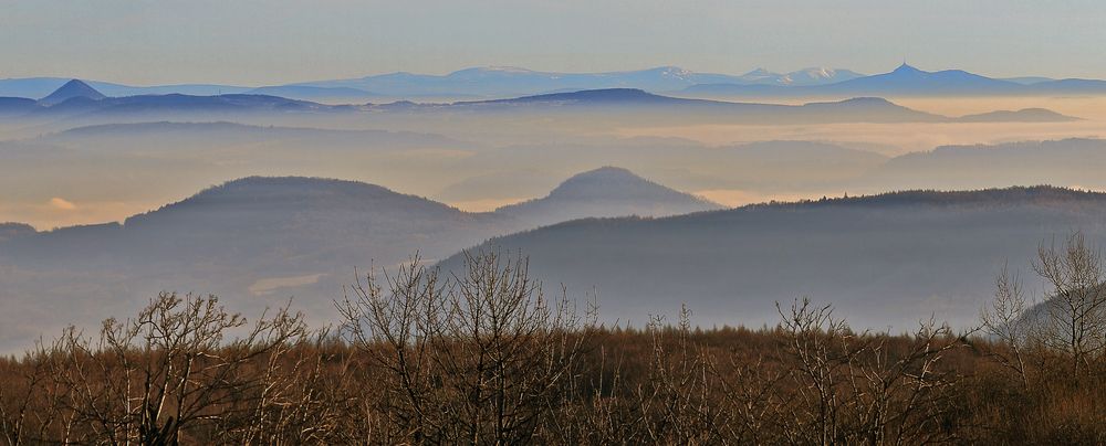 Neben dem Jeschken links die Gipfel des Risengebirges in über 120km Entfernung