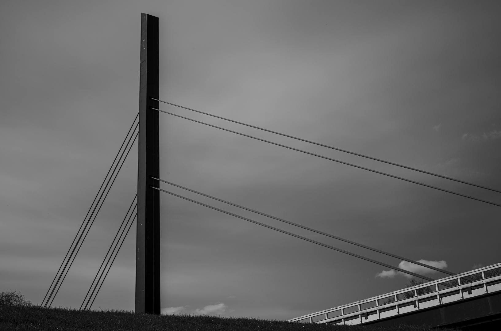 Neben der Brücke