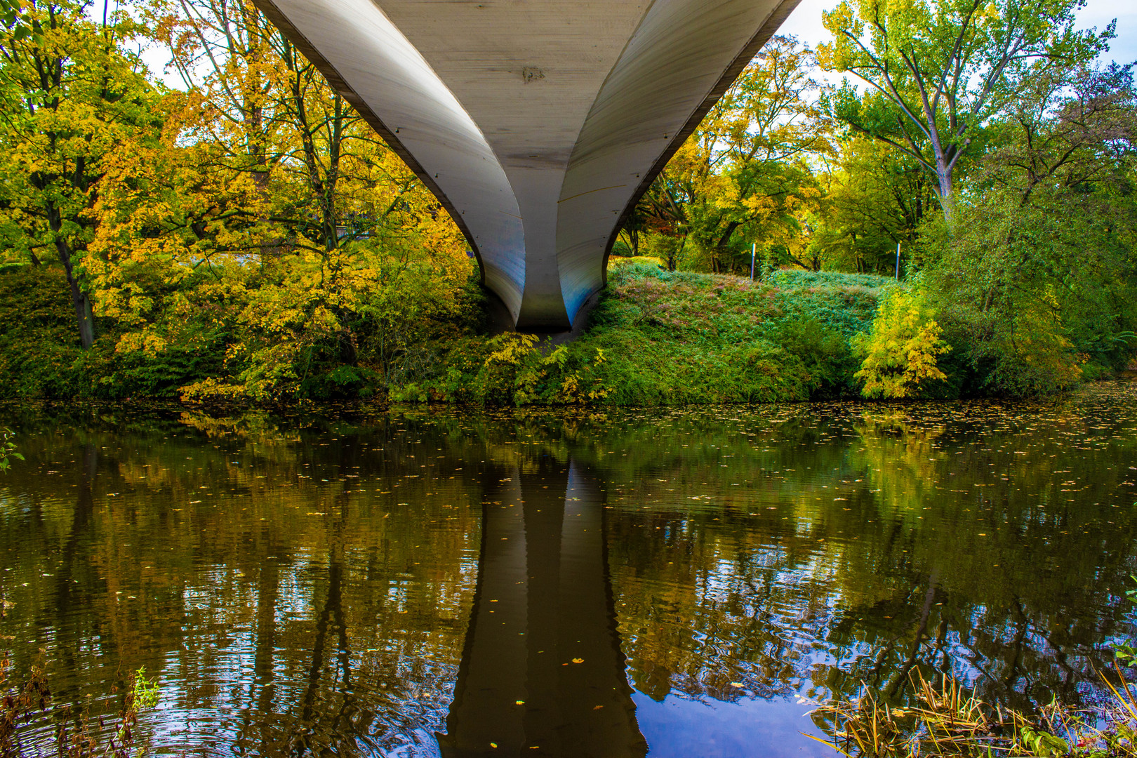 Neben der Brücke ...