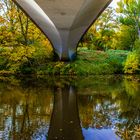 Neben der Brücke ...