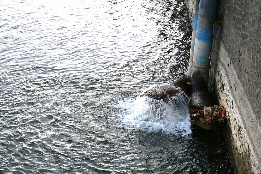 Neben der Deutzer Brücke, Rohre von Köln (1) (29.11.2011)