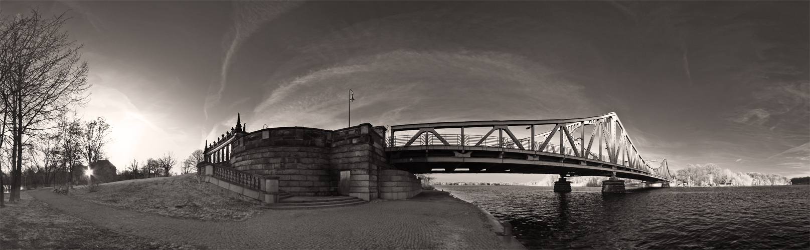 Neben der Glienicker Brücke [SW]