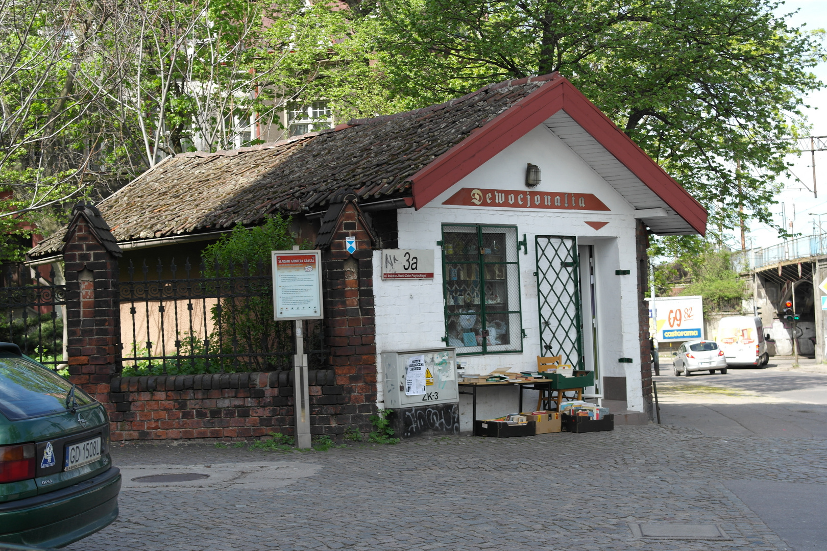 Neben der Kirche (gesehen in Danzig, Polen)