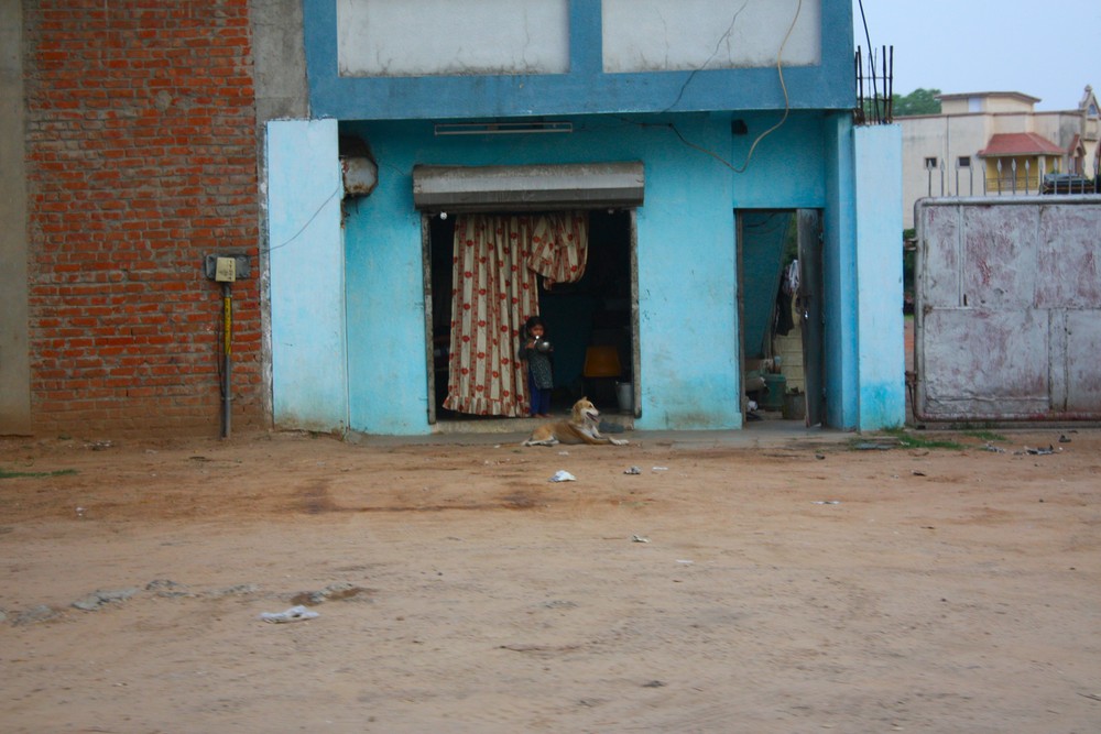 Neben der Strasse in Nadiad von ODS 