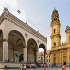 Neben der Theatinerkirche steht die...