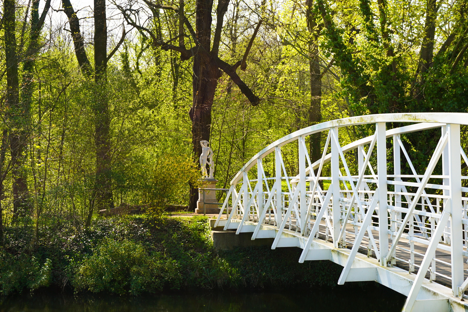 Neben der weißen Brücke gestanden ...