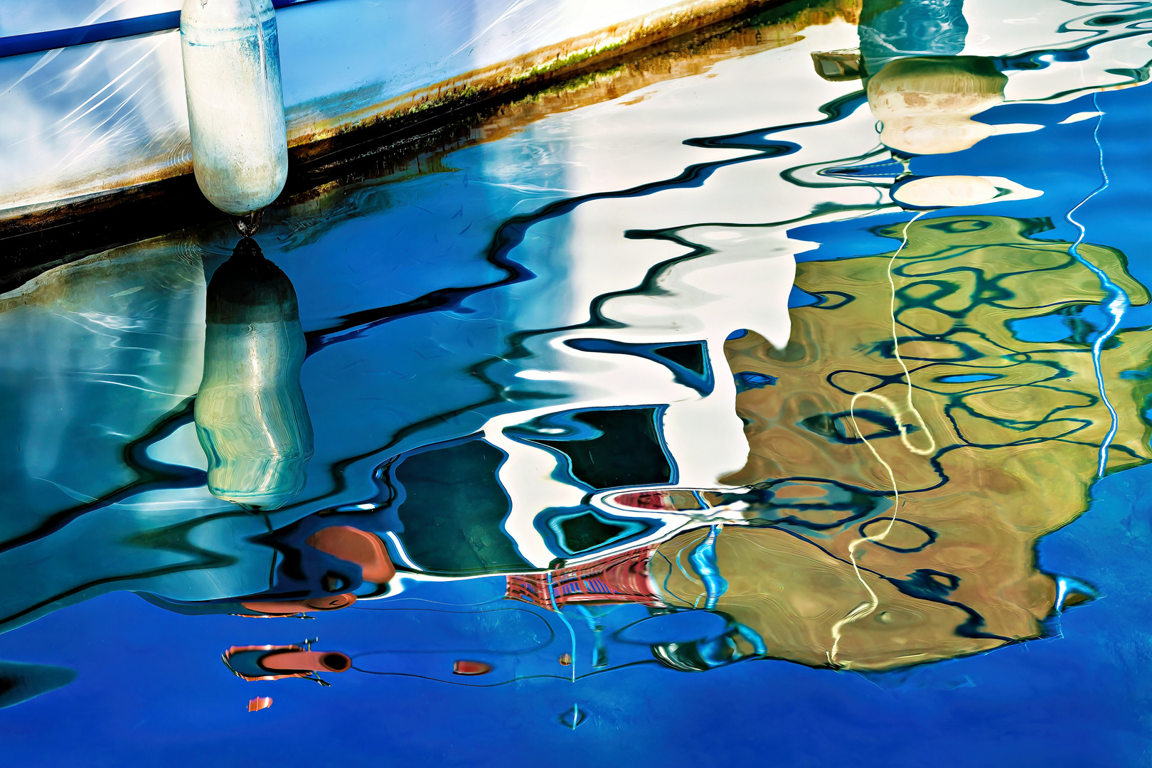 Neben einem Fischerboot im Hafen von Kos