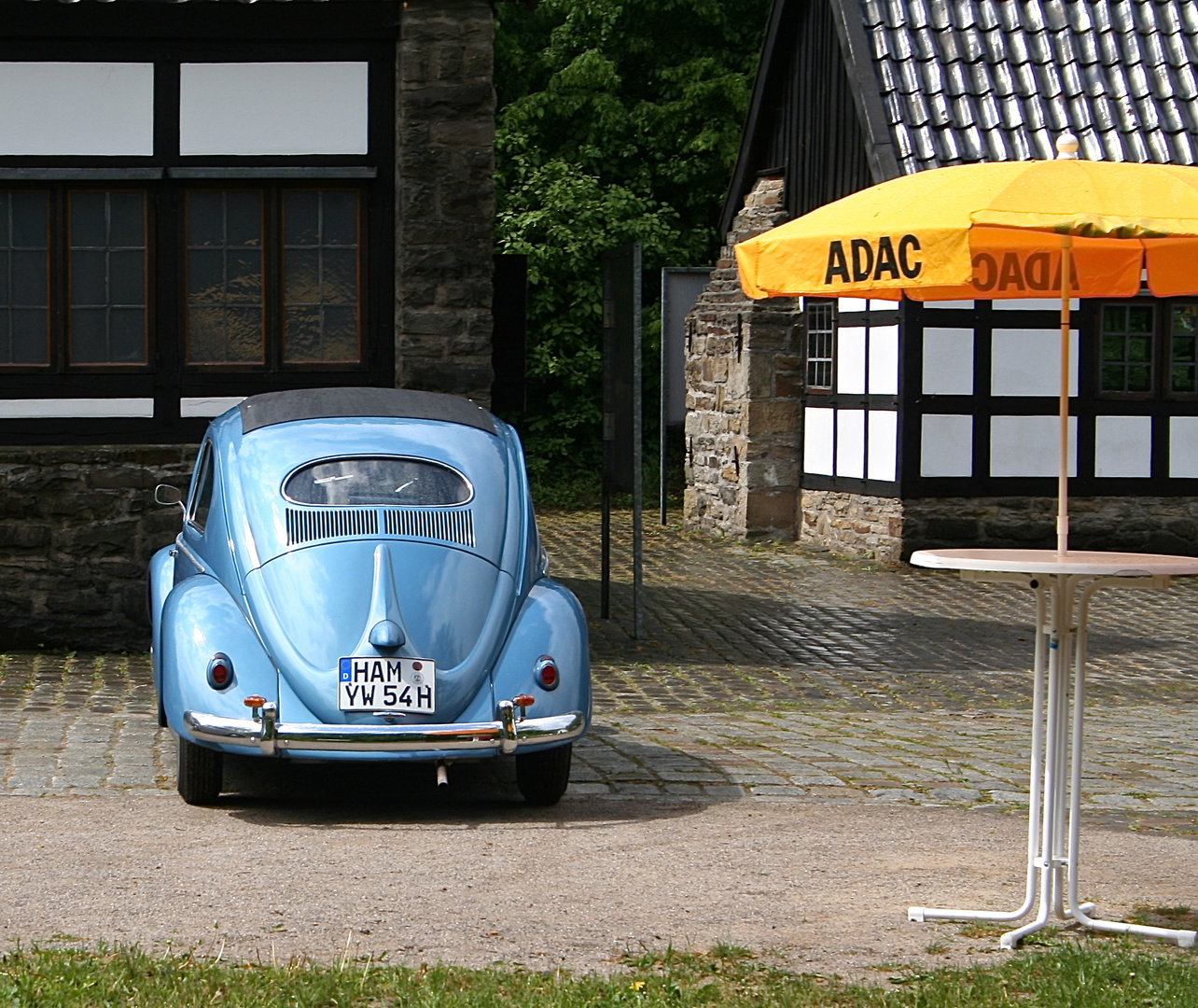 Neben einem gelben Schirm Foto & Bild | oldtimer, youngtimer, autos