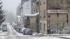 NEBEN EINER HAUPTSTRASSE