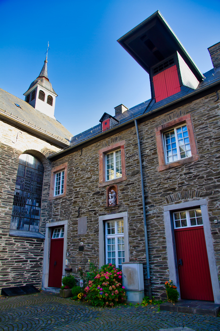 Nebengebäude der katholischen Kirche in Monschau