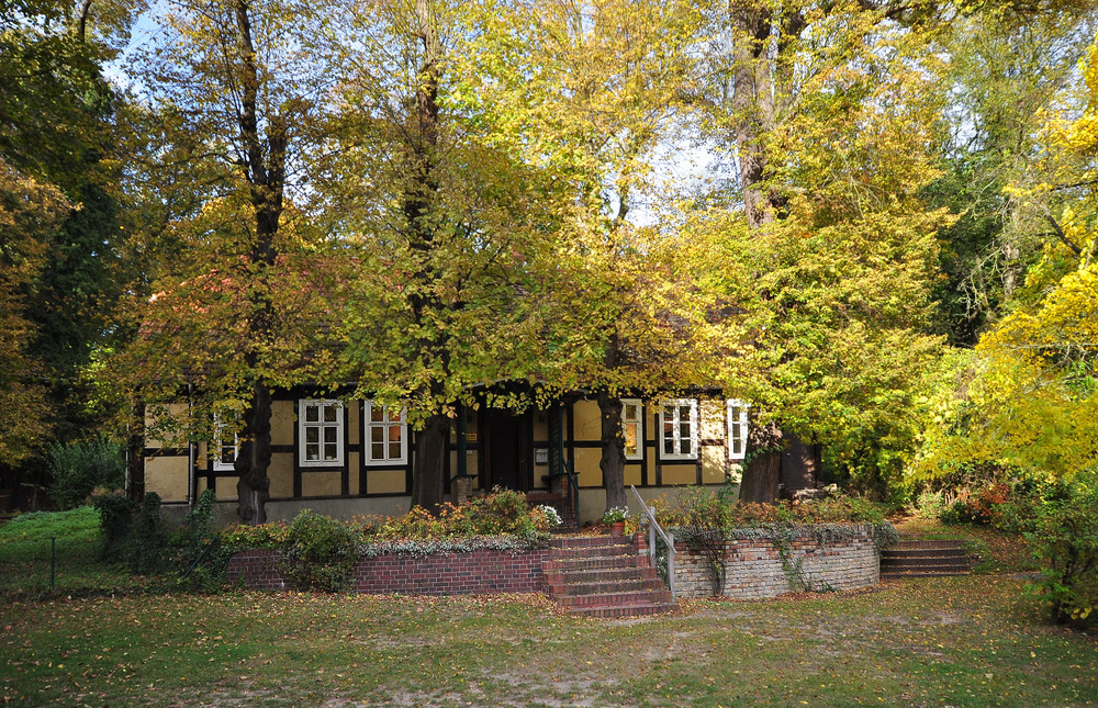 Nebengebäude von Schloss Tegel im Herbst........,