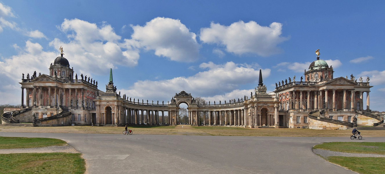 Nebengegäude des Neues Palais und die Kolonnaden....