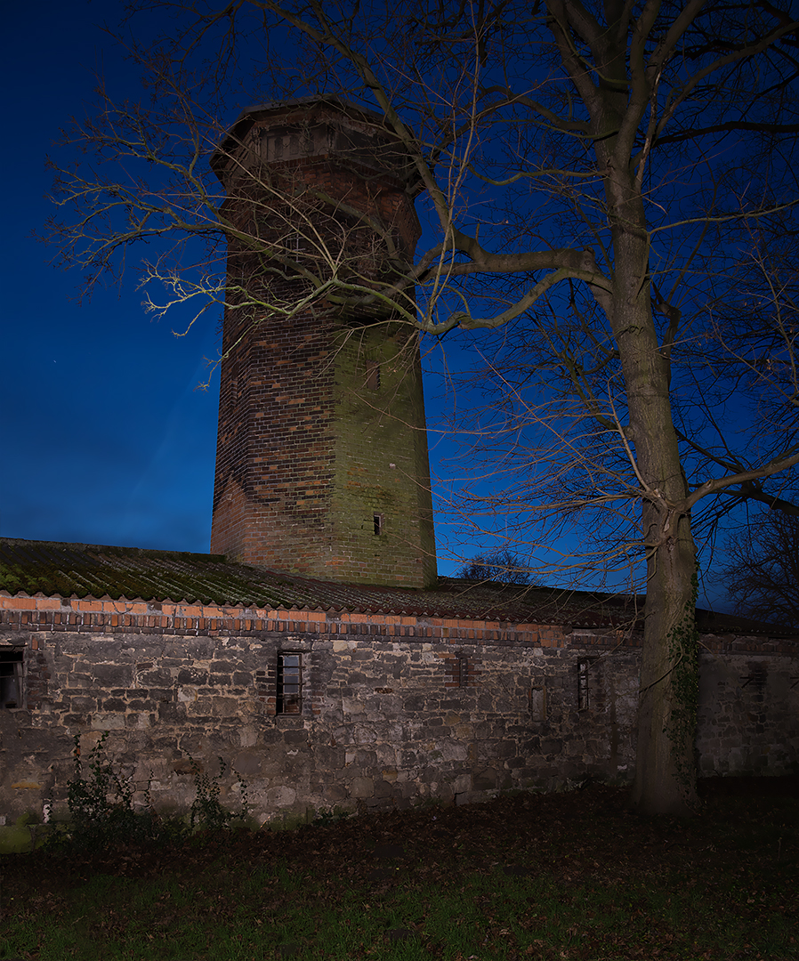 Nebengelaß mit Turm...