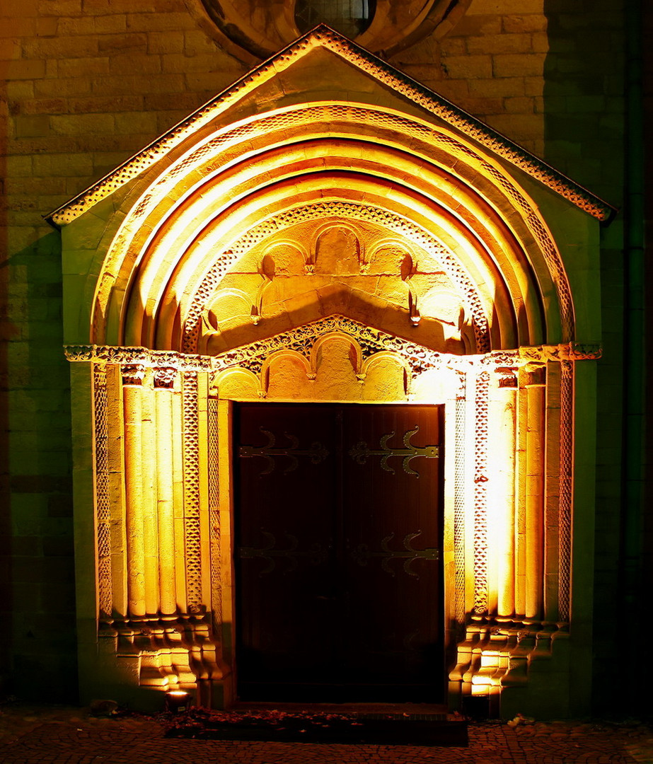 Nebenportal der Probsteikirche St. Peter.