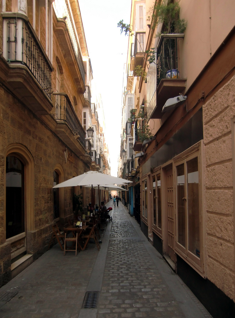 Nebenstraße in Cadiz, Andalusien