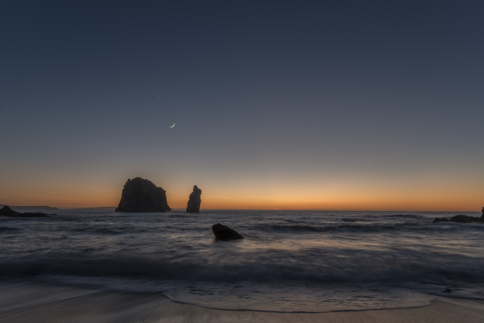 Nebida, la Luna e Venere. Immagine di una notte