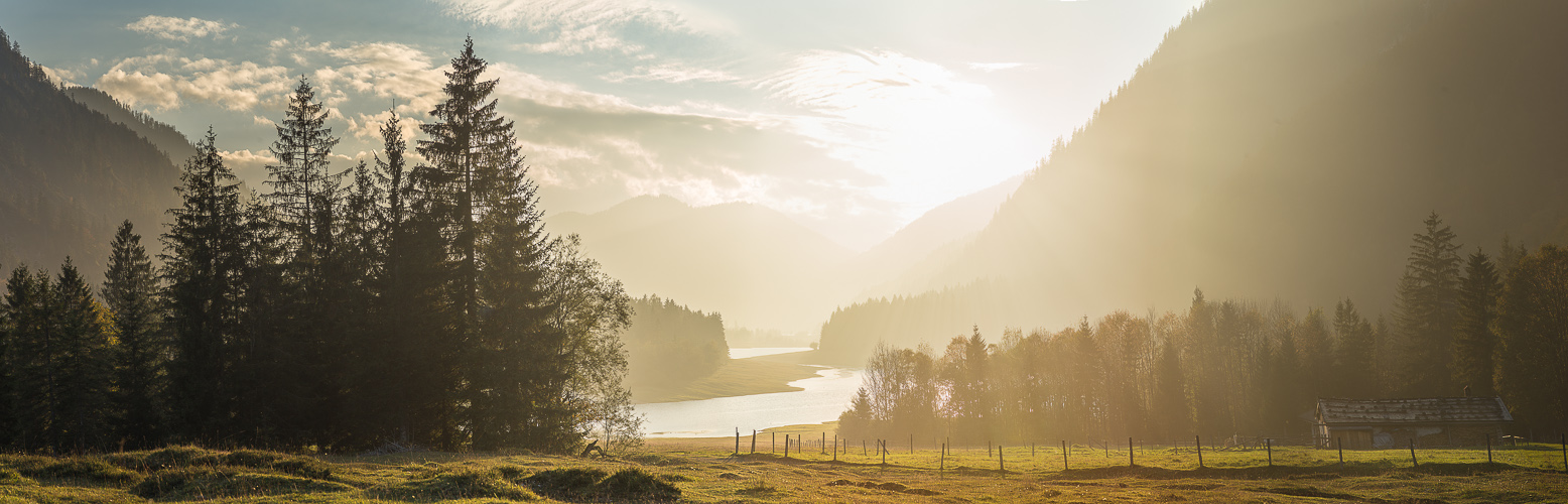 neblige Herbststimmung in den Chiemgauer Alpen